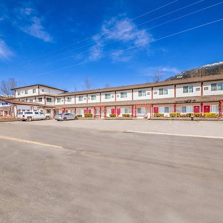 The Revelstoke Gateway Inn Ngoại thất bức ảnh
