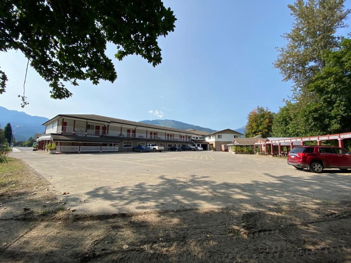 The Revelstoke Gateway Inn Ngoại thất bức ảnh