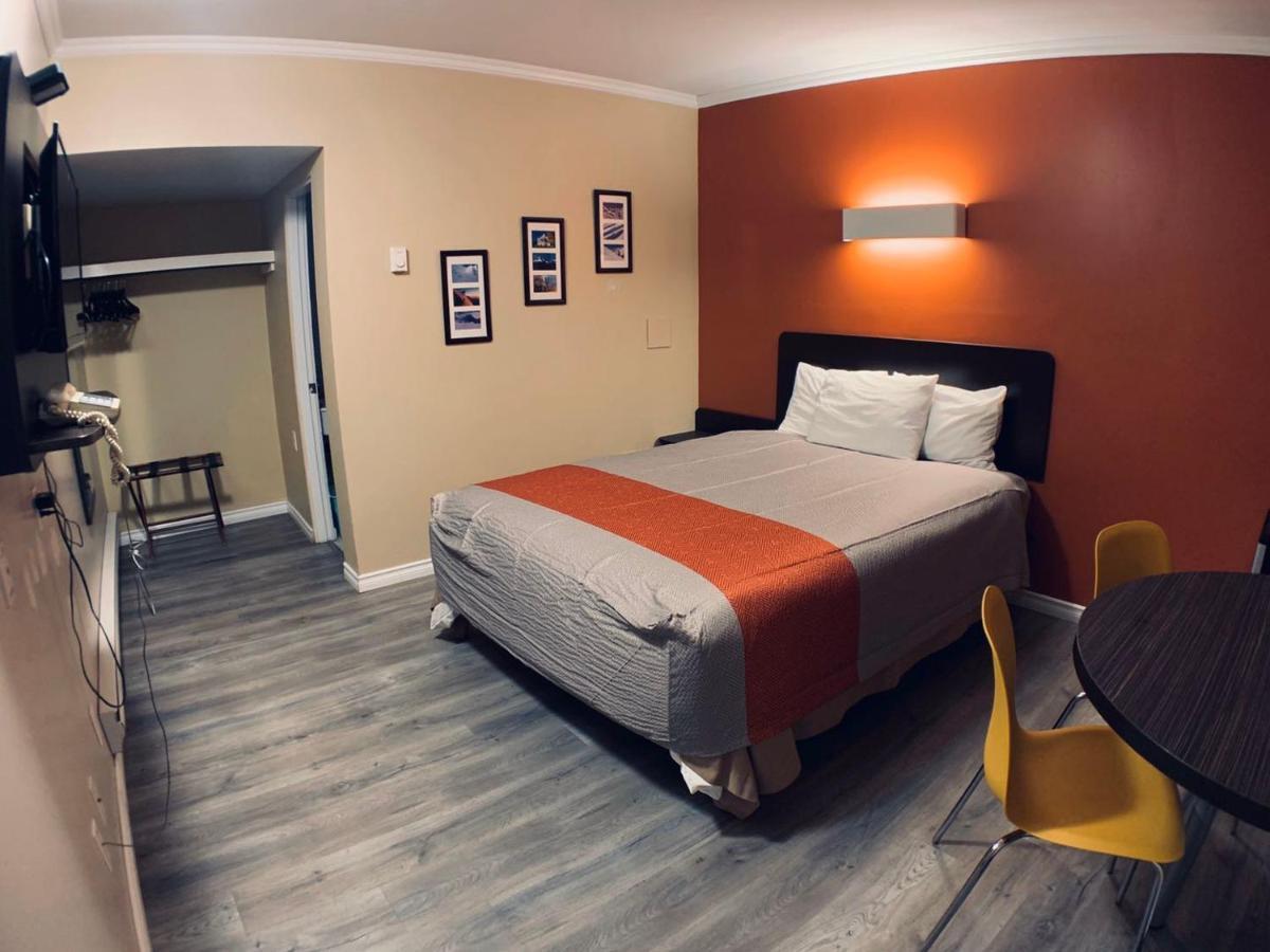 The Revelstoke Gateway Inn Ngoại thất bức ảnh
