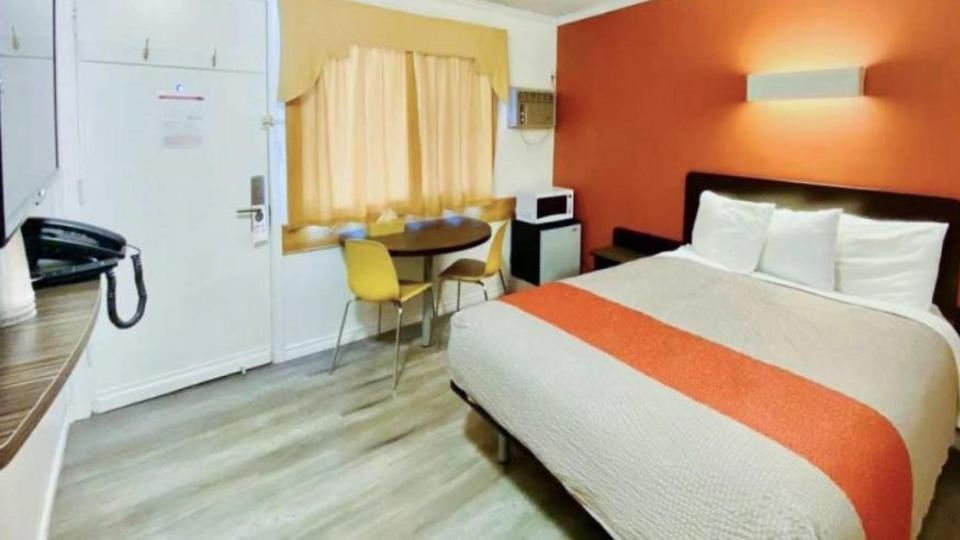 The Revelstoke Gateway Inn Ngoại thất bức ảnh