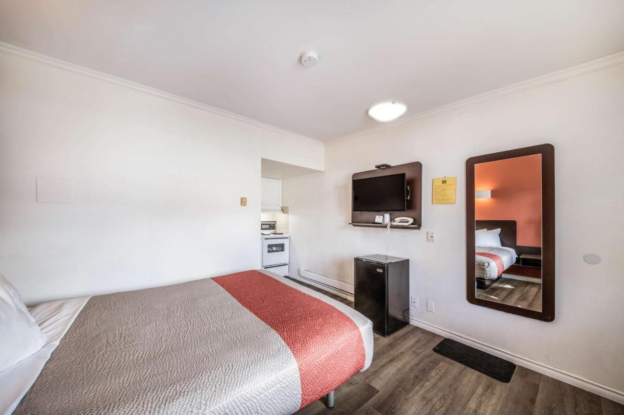 The Revelstoke Gateway Inn Ngoại thất bức ảnh