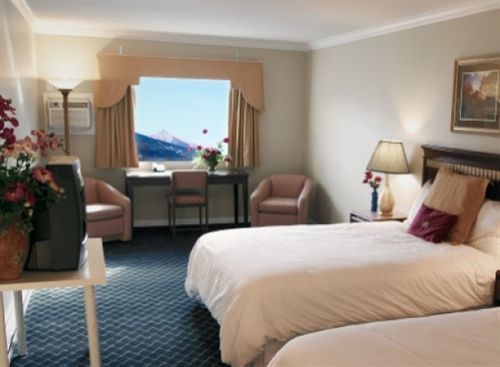 The Revelstoke Gateway Inn Ngoại thất bức ảnh