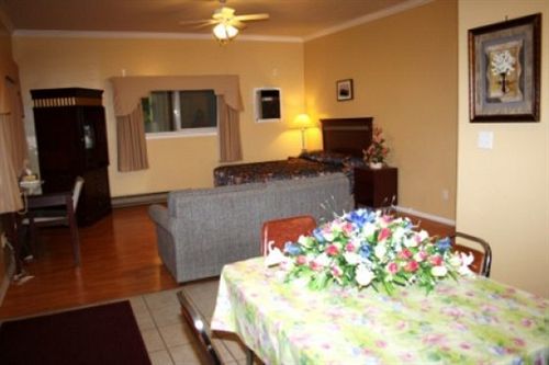 The Revelstoke Gateway Inn Ngoại thất bức ảnh